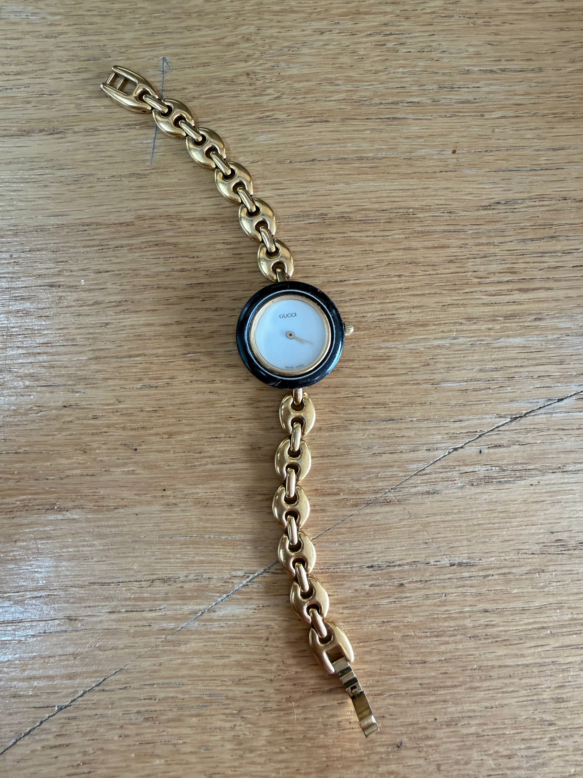 Vintage GUCCI watch Elegant Vintage Gucci Black Gold Watch for Men: Swiss Quartz  main image 4